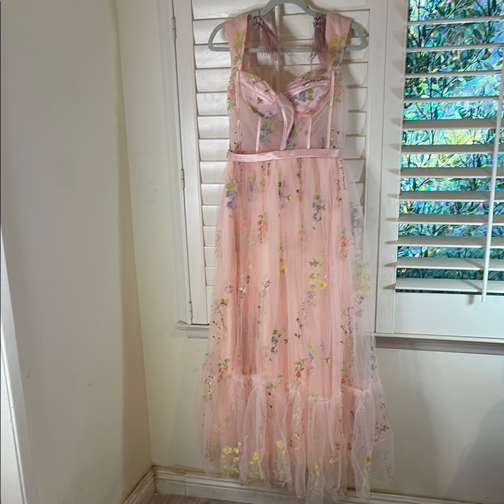 Elegant pink thule dress with embroidered flowers. 🌺